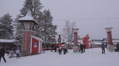 Най-накрая сняг в селото на Дядо Коледа в Лапландия