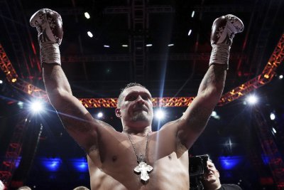 Усик освободи пояса в тежка категория на WBO