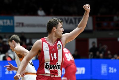 Силен Везенков и седем поред за Олимпиакос в Гърция