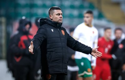 Александър Димитров получи букет на заминаване за Турция