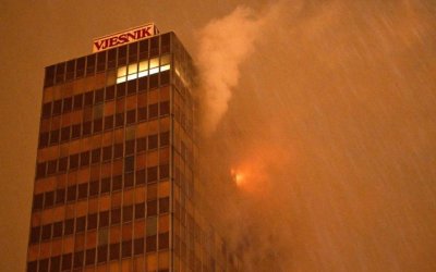 Пожар гори в небостъргач в Загреб, 100 пожарникари се борят с огъня (ВИДЕО)