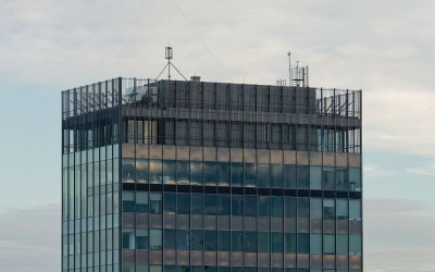 Пожар избухна в небостъргач в Загреб, 100 пожарникари се борят с огъня (ВИДЕО)