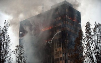 Пожар гори в небостъргач в Загреб, 100 пожарникари се борят с огъня (ВИДЕО)