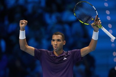 Оже-Алиасим оформи Топ 4 на Финалите на ATP