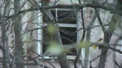 Опасни селфита на фона на мизерия - кой е собственикът на сградата, на която се качиха четири деца?