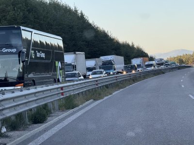 Автомобил в насрещното на "Тракия" вдигна на крак полицията в Пазарджик