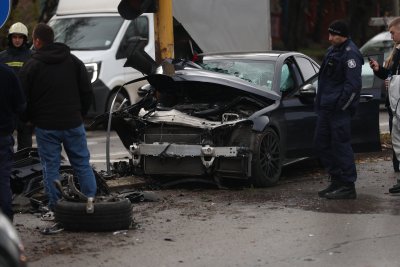 19-годишен шофьор пострада при сериозна катастрофа на столичен булевард