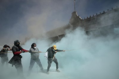 Бунт в Мексико: Протестиращи разрушиха бариерите на президентския дворец (ОБЗОР)