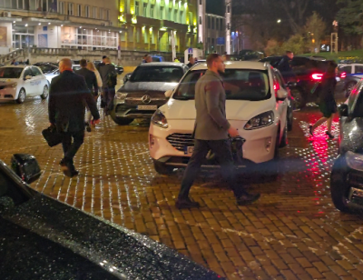 След полунощ депутатите, останали в НС, напуснаха сградата