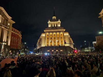 Нощ на напрежение пред парламента: Блокада, напрежение и ранени полицаи