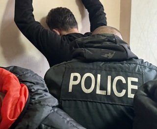 Разбиха престъпна група за трафик на мигранти - каналджиите взимали до 15 000 евро на човек (СНИМКИ)