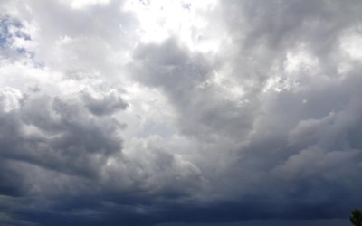 Силен вятър, облаци, мъгли и валежи в петък