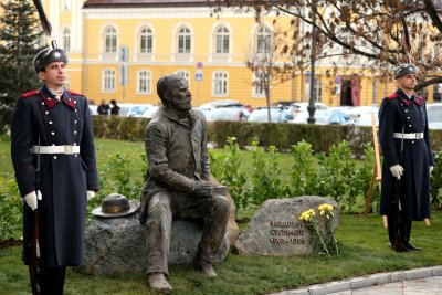 Откриха паметника на Захарий Стоянов в София (СНИМКИ)
