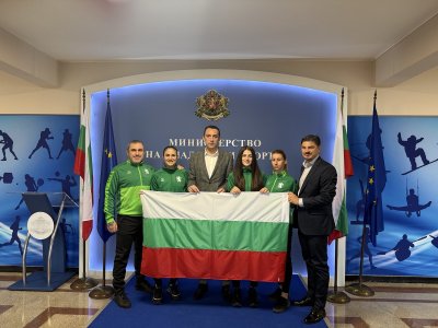 Иван Пешев изпрати националките по карате за световното в Кайро