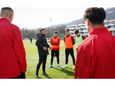 Националният ни отбор по футбол до 16 г. ще изиграе две контролни срещи с връстниците си от Унгария