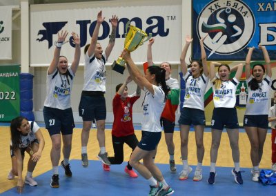 Бяла ще зимува на върха в женското първенство по хандбал