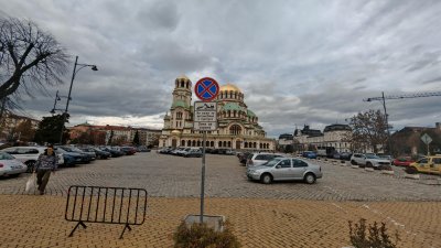 От 1 декември парламентът се отказва от паркинга на площад "Св. Александър Невски"