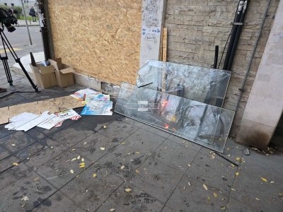 Кола се вряза във витрината на аптека в Пловдив (СНИМКИ)