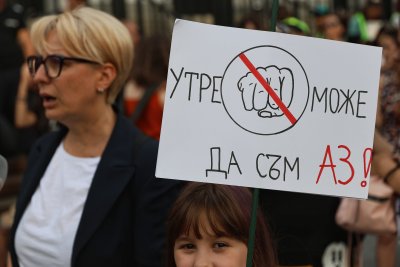 "Нито една повече": Протест срещу насилието над жени СНИМКА