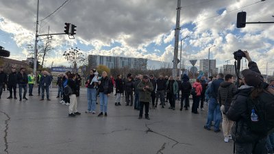 Жители на "Хаджи Димитър" и "Сухата река" блокираха моста "Чавдар" заради реформата с паркирането