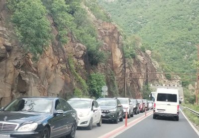 Rockslide in Kresna Gorge Disrupts Traffic Following Heavy Rain in Southwestern Bulgaria