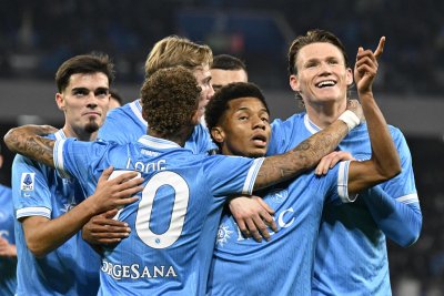 Наполи спечели домакинството си на Аталанта с три гола през първата част