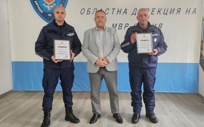 Двама полицаи от МВР - София бяха отличени за проявена смелост при пожар в автобусен гараж