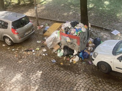 20 000 ролки с чували за смет раздават в район „Слатина“, подготвят се за криза с боклука