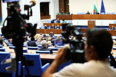 Първият бюджет в евро: Бурни дебати в парламента за план-сметката на държавата (ОБЗОР)