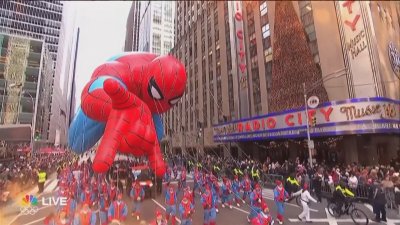 В Ню Йорк отбелязаха Деня на благодарността с традиционния пищен парад