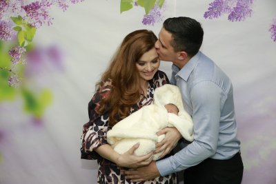 Репортерът и водещ Йоана Миланова и малката Алина се прибраха у дома