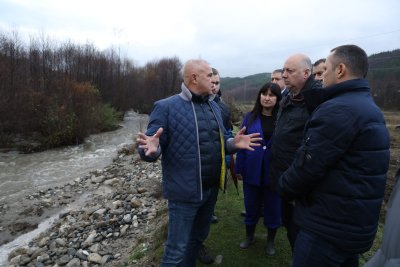 Премиерът инспектира скъсаните диги на "Напоителни системи" в Симитли
