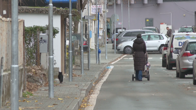 Поставиха стълбове в средата на тротоар в Благоевград