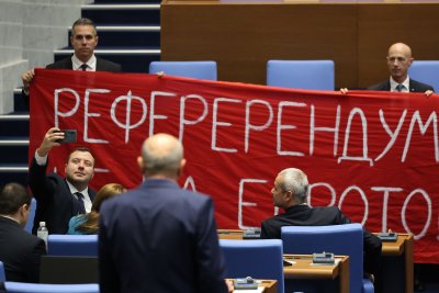 "РефереРендум": "Възраждане" разпънаха транспарант с правописна грешка в пленарна зала