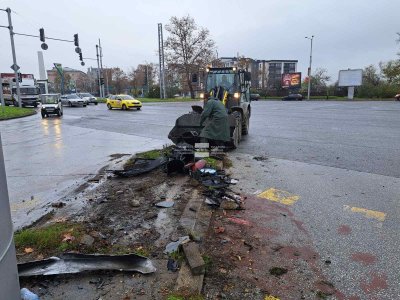 Шофьор с над 2 промила се заби в светофарна уредба в Пловдив (СНИМКИ)