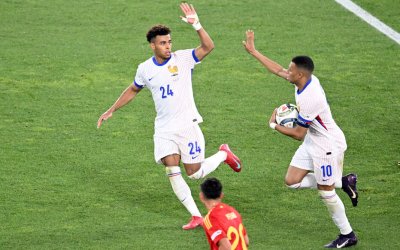 Килиан Мбапе поздрави новото „чудо“ на френския футбол Дезире Дуе след спечелването на трофея "Golden boy"