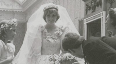 Рядка бутилка шампанско от сватбата на Даяна и Чарлз излиза на търг в Дания