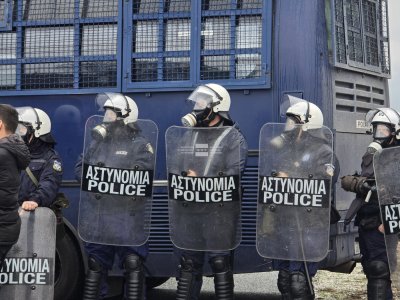 Напрежение и блокади: Гръцките фермери са на 15 км от българската граница (СНИМКИ и ВИДЕО)