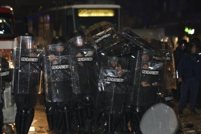 Политически реакции след протеста: Опозицията настоява за оставка, управляващите защитават Митов и призовават за диалог