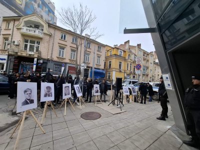 "Нито един повече": Протест пред сградата на ЕК в София в защита на българите в РСМ