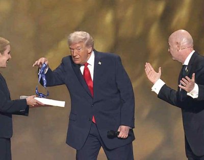 Тръмп получи награда за мир от ФИФА