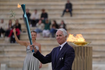 Олимпийският огън за Зимните игри в Милано/Кортина беше предаден на организаторите на церемония в Атина