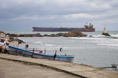 Stranded for a Fifth Day: Tanker 'Kairos' Still off the Coast of Ahtopol