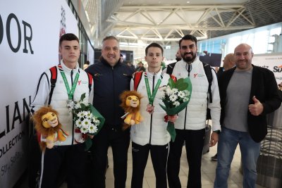 Медалистите от световното първенство по таекуондо се завърнаха в България