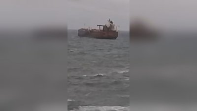 Корабът край Ахтопол остава блокиран