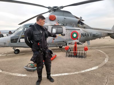 Вятър, вълни и вертолет: Как военноморските сили спасиха моряците от „Кайрос"