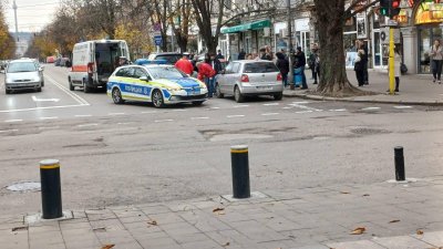 Кола блъсна пешеходец и помете два паркирани автомобила в Русе