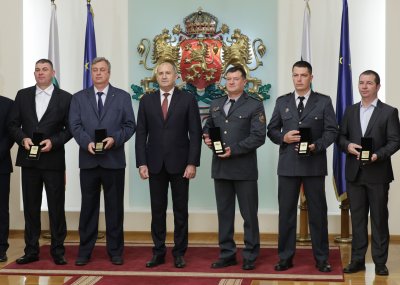 Смелите на първа линия: Президентът отличи добровилци и пожарникари