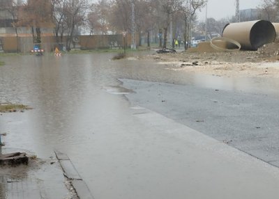 "Трябва да дойдем с кану на работа": Дъждът наводни кръстовища в Пловдив