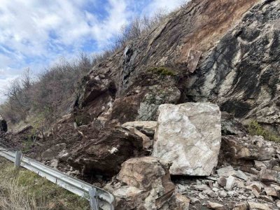 Пет машини разчистват свлачището на прохода Троян - Кърнаре